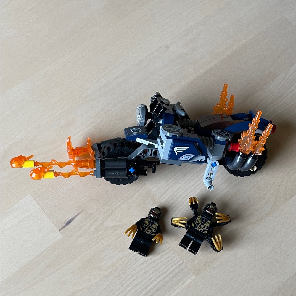 LEGO Set 76123 Captain America: Outriders Attack - Picture 2 of 8